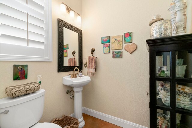 10921 Long Branch Dr, Austin, TX 78736 - half bath with toilet and baseboards