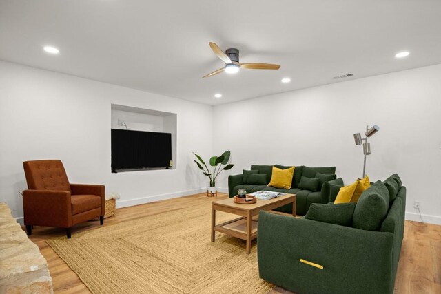 living area featuring light wood finished floors, visible vents, recessed lighting, and ceiling fan