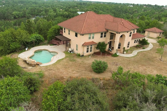 134 River Forest Dr, Bastrop, TX 78602 - aerial view of property and surrounding area featuring a forest and a pool area