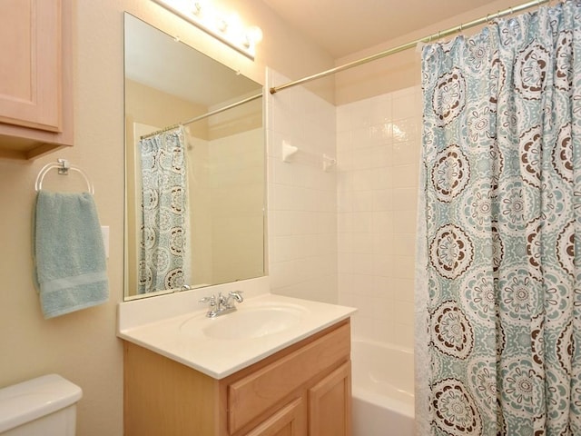 full bath featuring toilet, vanity, and shower / tub combo with curtain