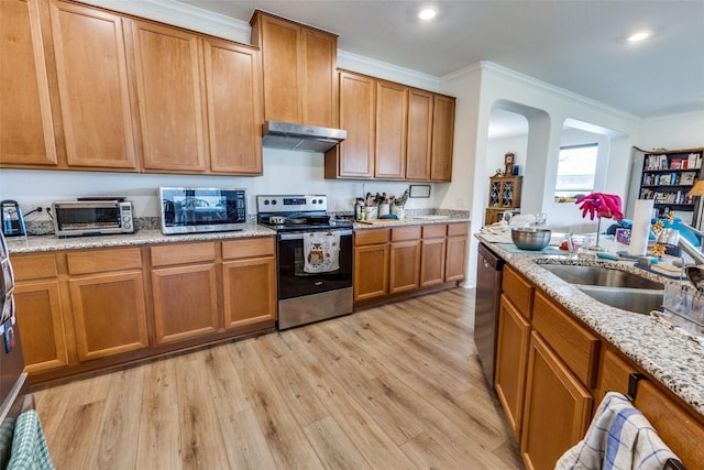 kitchen featuring a sink, light wood-style floors, a toaster, stainless steel appliances, and under cabinet range hood