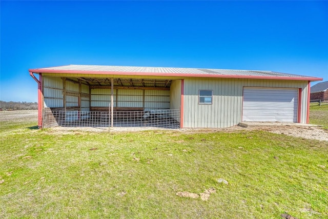 view of outdoor structure with an outbuilding