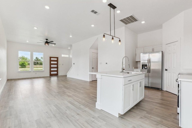 kitchen featuring stainless steel appliances, visible vents, a sink, and ceiling fan