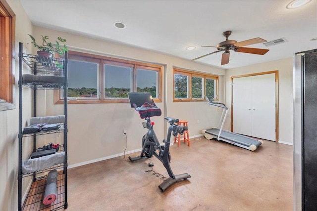 exercise area with ceiling fan, baseboards, visible vents, and recessed lighting