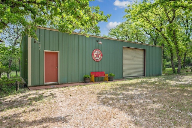 view of outdoor structure with an outbuilding