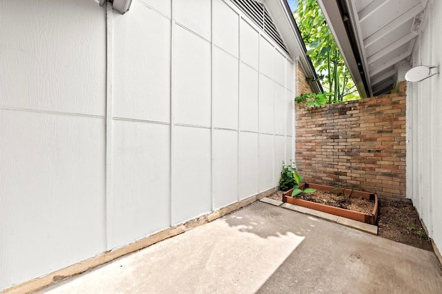 view of patio featuring a garden