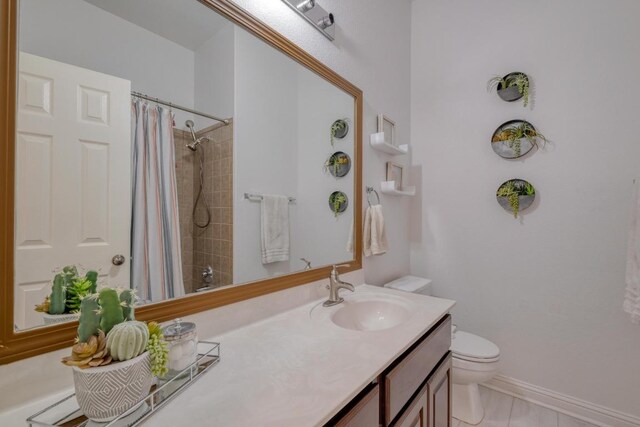 full bathroom featuring curtained shower, toilet, and vanity