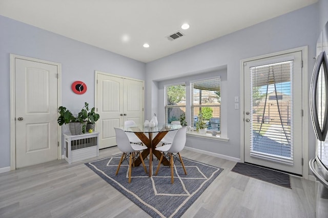 dining space featuring recessed lighting, visible vents, light wood finished floors, and baseboards
