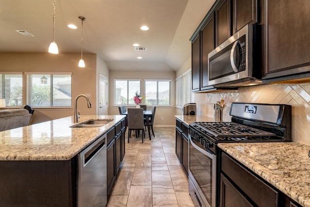 kitchen featuring stainless steel appliances, a sink, baseboards, dark brown cabinetry, and recessed lighting
