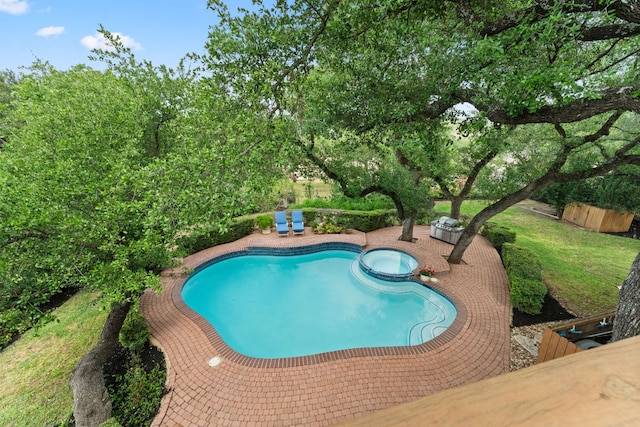 view of swimming pool featuring a pool with connected hot tub