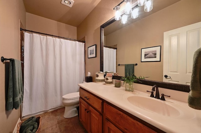 bathroom with curtained shower, toilet, and vanity