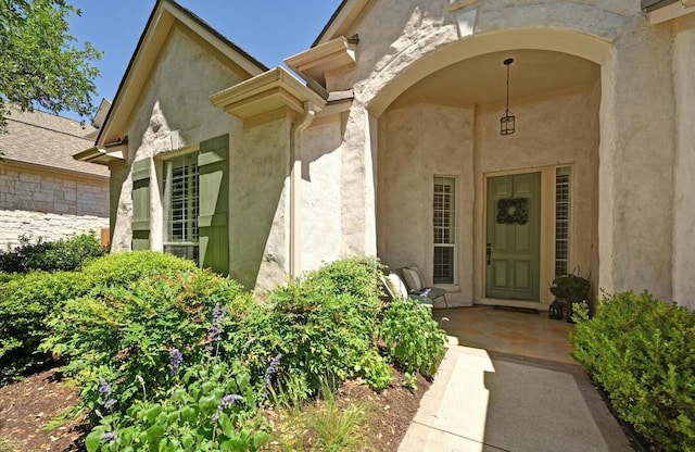 view of exterior entry with stucco siding