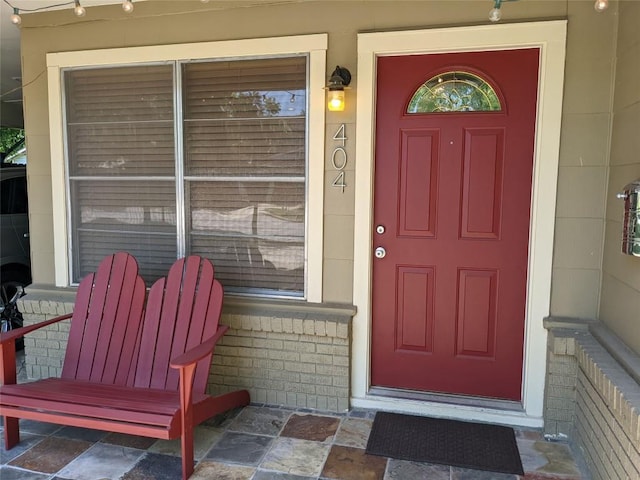 entrance to property featuring covered porch