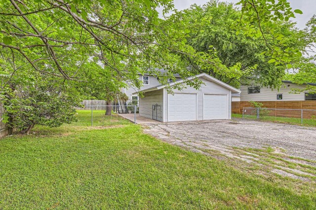 502 Capitol Dr, Austin, TX 78753 - view of yard featuring a detached garage and an outdoor structure