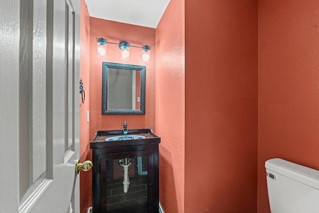 400 W Tudor House Rd, Pflugerville, TX 78660 - half bath featuring a sink and a textured wall