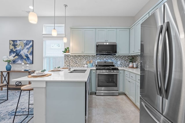 kitchen with stainless steel appliances, a sink, a peninsula, tasteful backsplash, and a breakfast bar area