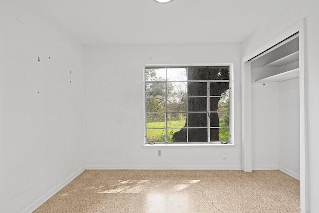 unfurnished bedroom featuring baseboards and a closet