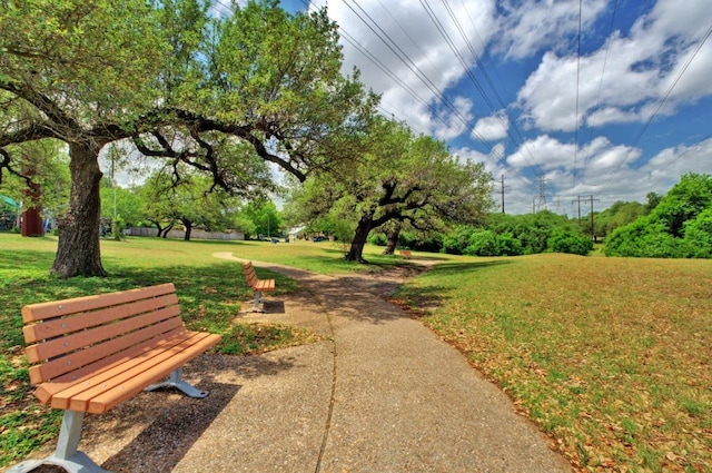 view of property's community featuring a lawn