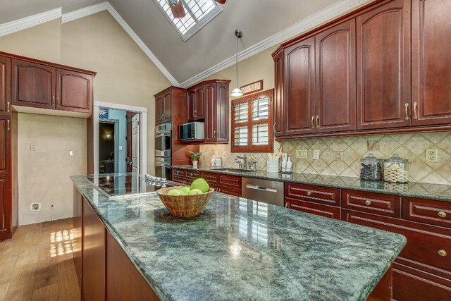 36 Cottondale Rd, The Hills, TX 78738 - kitchen featuring stainless steel appliances, a sink, wood finished floors, a kitchen island, and decorative light fixtures