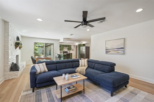 living room with recessed lighting, light wood-type flooring, baseboards, and ceiling fan