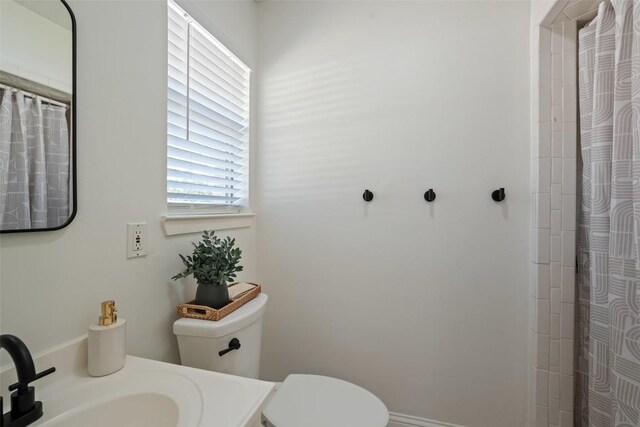 full bathroom featuring vanity, a shower with shower curtain, and toilet