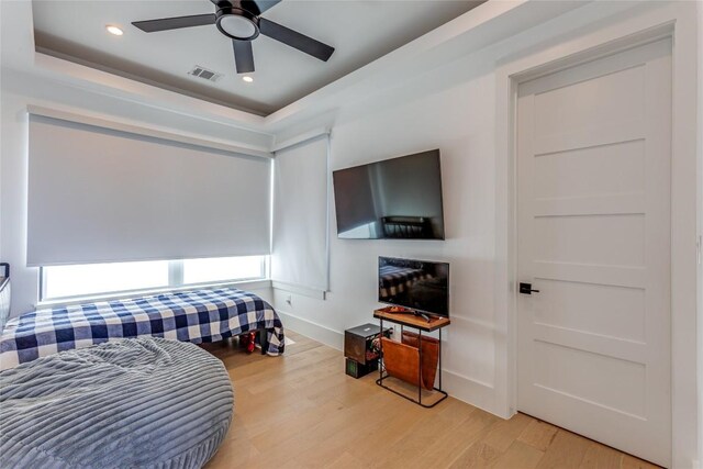 bedroom featuring light wood-type flooring, baseboards, visible vents, and recessed lighting