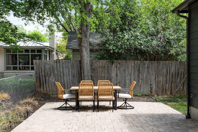 1200 Cullen Ave Unit B, Austin, TX 78757 - fenced backyard featuring a patio and outdoor dining space