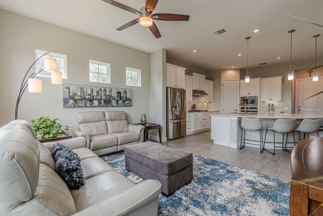 513 Freeing Oak St, San Marcos, TX 78666 - living area featuring ceiling fan, light wood-style floors, and recessed lighting