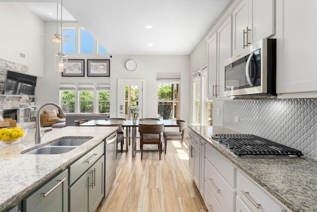 20401 Great Egret Ln, Pflugerville, TX 78660 - kitchen with stainless steel appliances, plenty of natural light, tasteful backsplash, a ceiling fan, and recessed lighting
