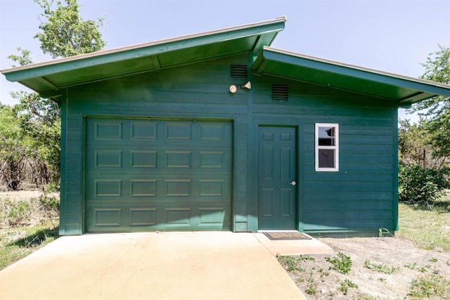 detached garage featuring concrete driveway