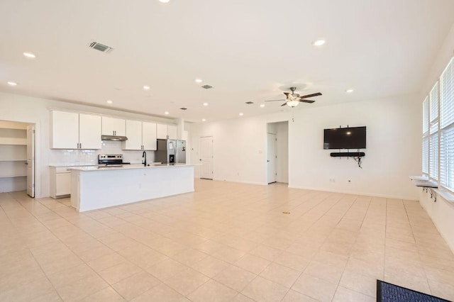 169 Slenderleaf Dr, Marble Falls, TX 78654 - kitchen featuring appliances with stainless steel finishes, open floor plan, an island with sink, ceiling fan, and recessed lighting