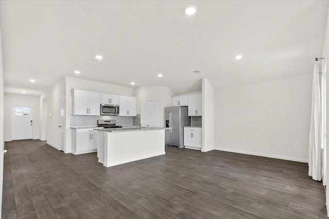 136 Medinah Ln, San Marcos, TX 78666 - kitchen with backsplash, baseboards, an island with sink, and stainless steel appliances