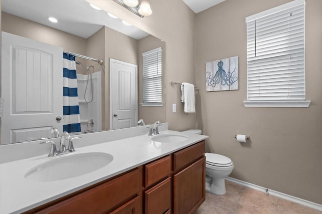 full bathroom featuring toilet, a shower with shower curtain, a sink, and baseboards