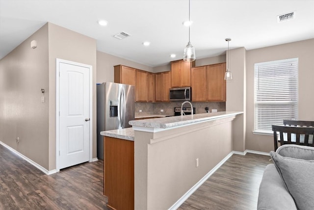 kitchen with dark wood-style floors, baseboards, appliances with stainless steel finishes, and visible vents