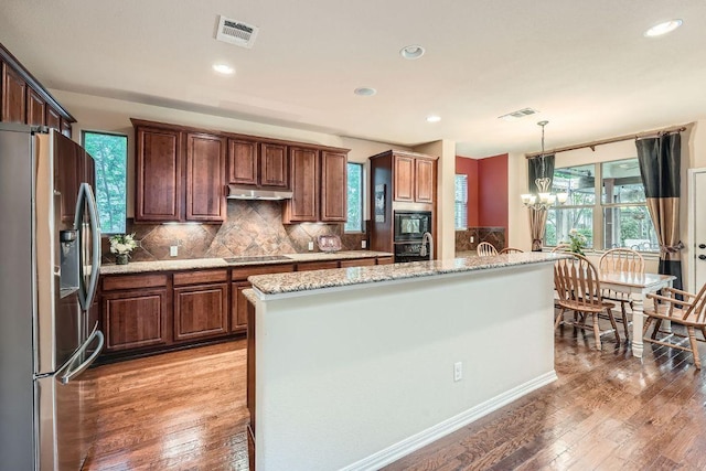 kitchen with backsplash, light wood-style floors, visible vents, and black appliances