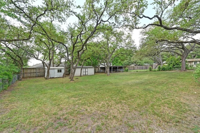 7611 Oak Hedge Pl, Austin, TX 78745 - view of yard featuring an outbuilding