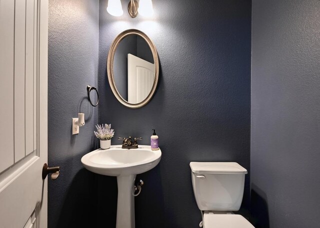 7716 Journeyville Dr, Austin, TX 78735 - bathroom featuring toilet
