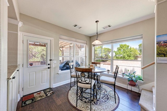 dining area featuring visible vents, dark wood-style floors, and baseboards