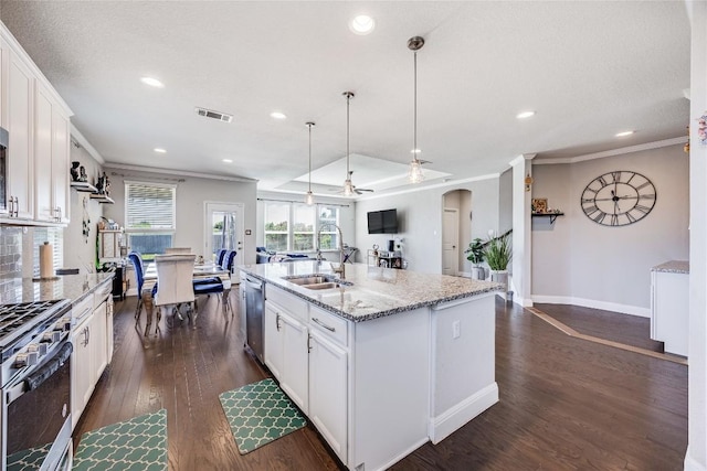 kitchen featuring visible vents, stainless steel appliances, crown molding, and a sink
