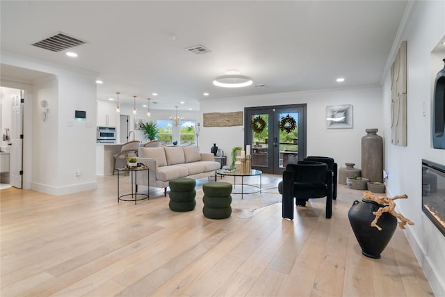 living room with recessed lighting, baseboards, visible vents, and light wood-style flooring