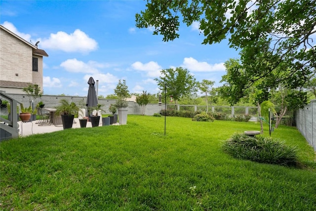 view of yard featuring a fenced backyard