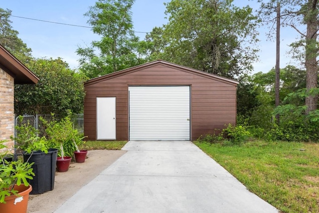 205 Kamakoa Ln, Bastrop, TX 78602 - detached garage featuring driveway