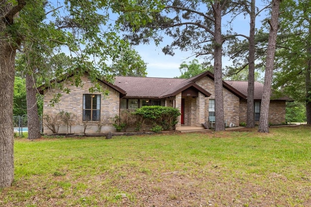 205 Kamakoa Ln, Bastrop, TX 78602 - mid-century modern home featuring a front yard and a shingled roof