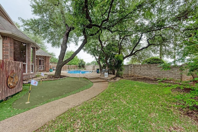view of yard featuring a fenced backyard
