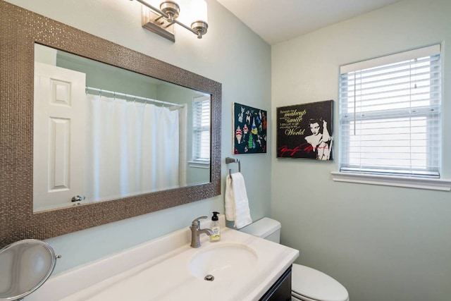 4906 Thunderbird Dr, Lago Vista, TX 78645 - bathroom with vanity and curtained shower