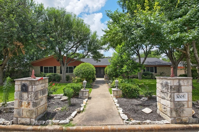 view of front of property