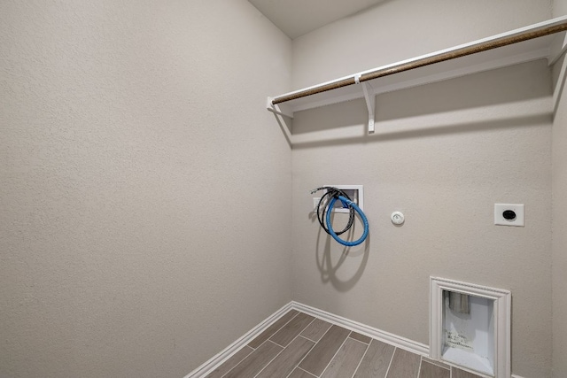 135 Hackberry Ln, Bastrop, TX 78602 - laundry area featuring hookup for a washing machine, electric dryer hookup, gas dryer hookup, wood tiled floors, and baseboards