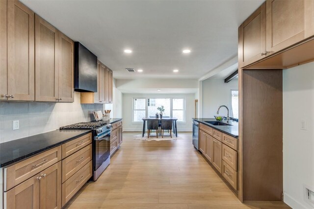 kitchen featuring a sink, visible vents, stainless steel appliances, recessed lighting, and light wood finished floors