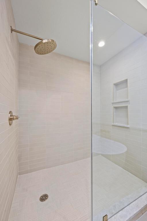 2001 Circle Hvn, Austin, TX 78741 - full bathroom featuring a tile shower