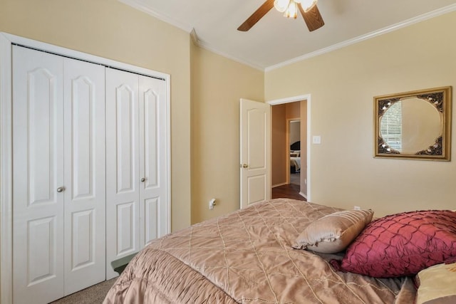 bedroom featuring crown molding, a ceiling fan, and a closet
